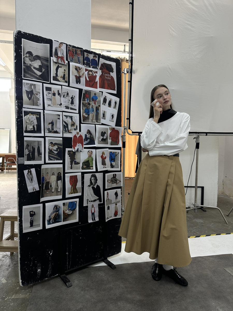 Sahne arkası: moodboard önünde model